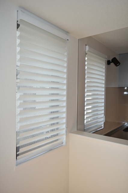 逆巻き　FUGA調光ロールスクリーン　ホワイト　上からの視線