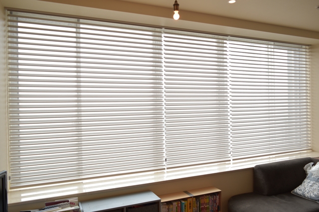 FUGA　調光ロールスクリーン　遮光　アイボリー　暗くならない　リビング 