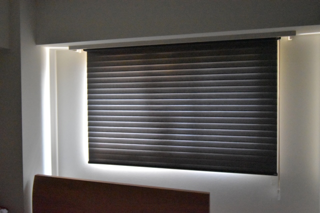 FUGA　調光ロールスクリーン　遮光　暗くなる