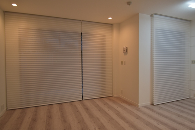 電動式　FUGA　調光ロールスクリーン　一斉操作　タヌキ